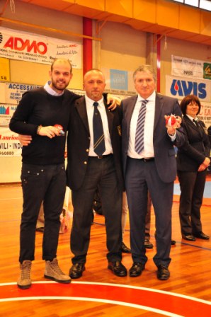 Il sindaco Giuseppe Pezzanesi, il M° Fabrizio Tarulli e il consigliere con delega allo sport Francesco Pio Colosi