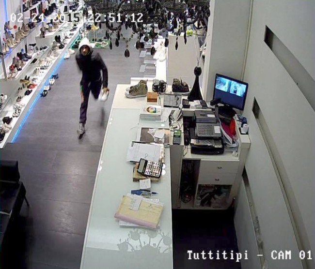 Il ladro in azione all'interno del negozio Tutti Tipi