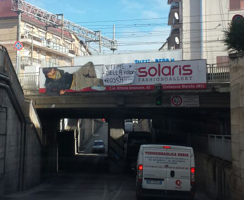 Lo striscione dei Leoni Neri affisso sopra il sottopassaggio