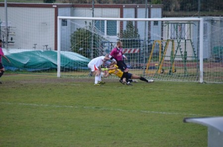 Un intervento in presa del portiere del Tolentino, Gioele Carnevali