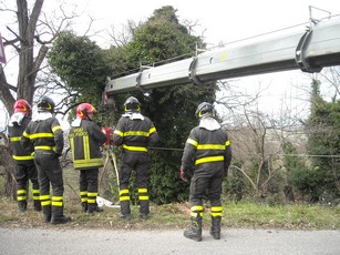 I vigili del fuoco durante il recupero