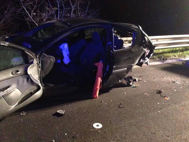 La Peugeot finita sul guardrail