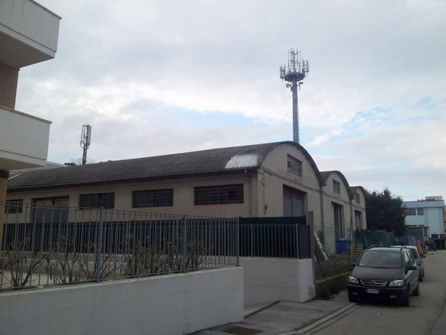 Le due antenne ai lati del capannone in eternit, a pochi metri dalle case