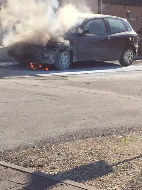 L'auto andata a fuoco