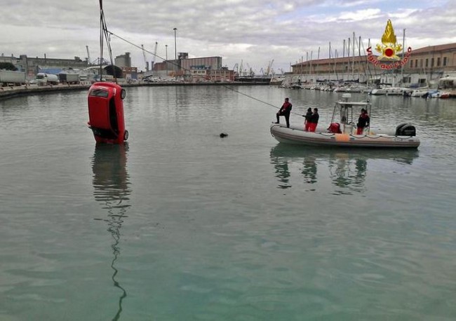 auto_caduta_porto_ancona2