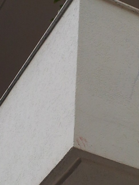 Lo spigolo del balcone sporco di sangue