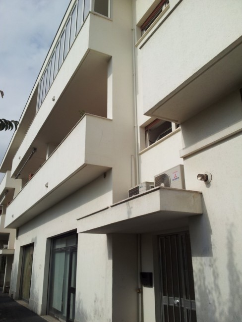 Il balcone al primo piano e la tettoia del portone dove è caduto il custode