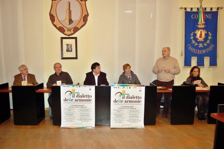 la foto dell'intervento del sindaco Renzo Marinelli, da sinistra Pierina Spurio, Presidente Uilt, Gianluca Chiappa presidente Unione Montana, sindaco Renzo Marinelli, assessore Elisabetta Torregiani, Fabio Macedoni