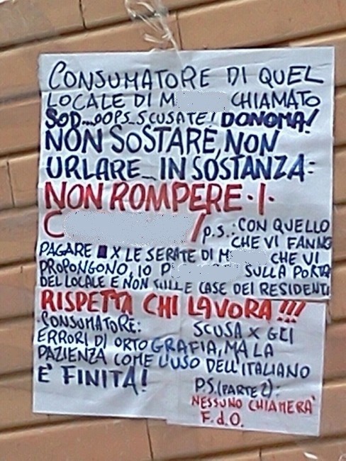 Il cartello lasciato da un residente