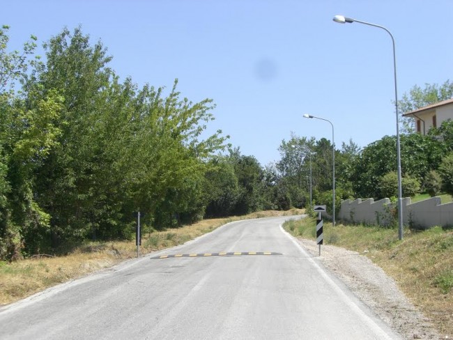 La strada dove è caduta la donna