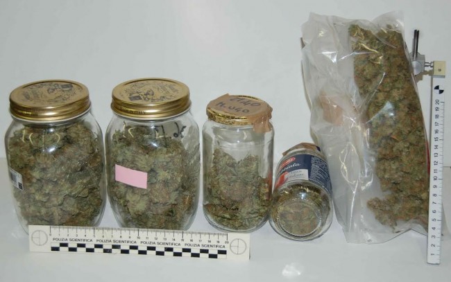 La droga trova a casa degli studenti