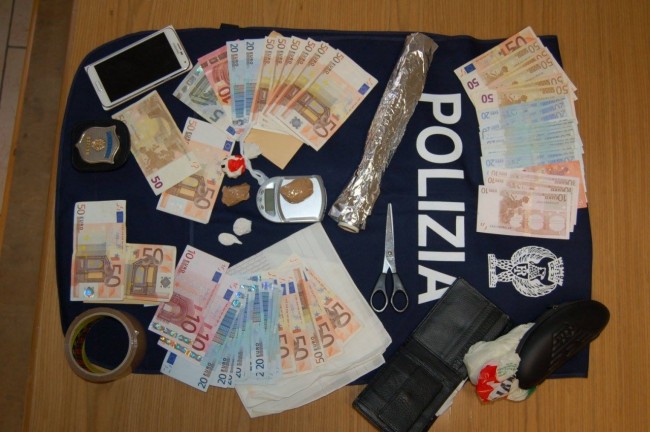 La droga e i proventi sequestrati dalla polizia
