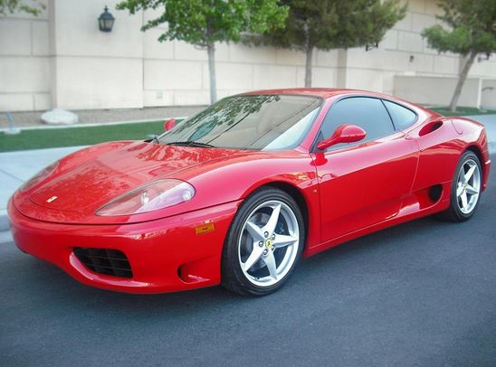 Una Ferrari Modena coupè F1