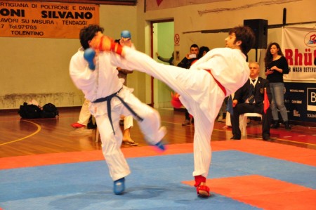 Una fase di un combattimento specialità Kumite della 7° Coppa di Karate città di Tolentino
