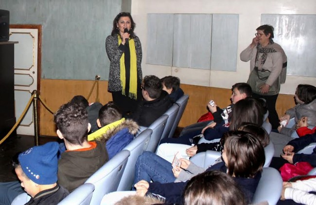 L'assessore alla Cultura Stefania Monteverde parla ai giovani allievi della Dante Alighieri 