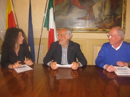 Nella foto da sinistra Elisabetta Biagiola della Croce Verde, Giulio Silenzi e Primo Recchioni dell'Accademia Primo Dialetto