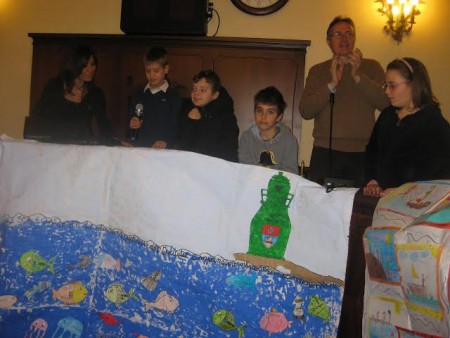 L'assessore Piergiorgio Balboni con alcuni bimbi premiati