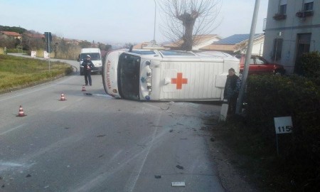 L'ambulanza incidentata