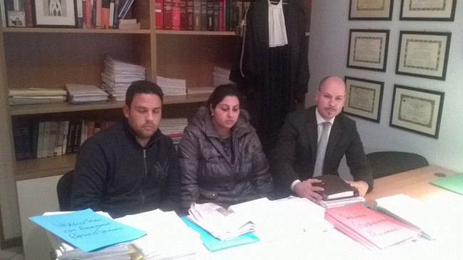 Da sinistra: Aymen Chatmen e Heifa Fredj (genitori di Kenza) e l'avvocato Vanni Vecchioli