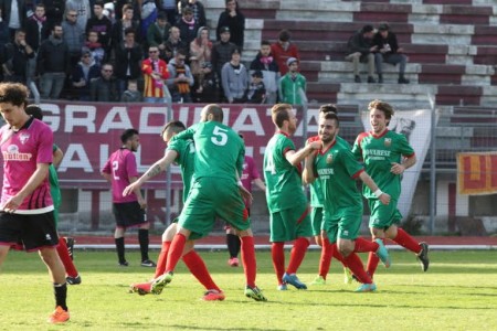 Il Corridonia festeggia la vittoria nel derby