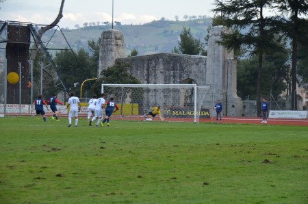 Il rigore neutralizzato dal portiere del Tolentino, Gioele Carnevali