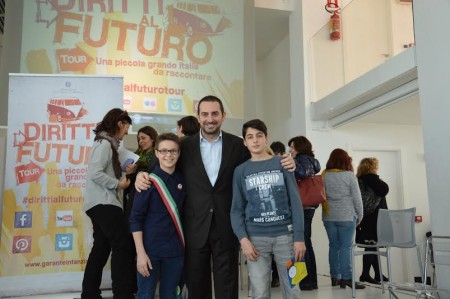 Vincenzo Spatafora con i ragazzi della scuola media di Urbisaglia
