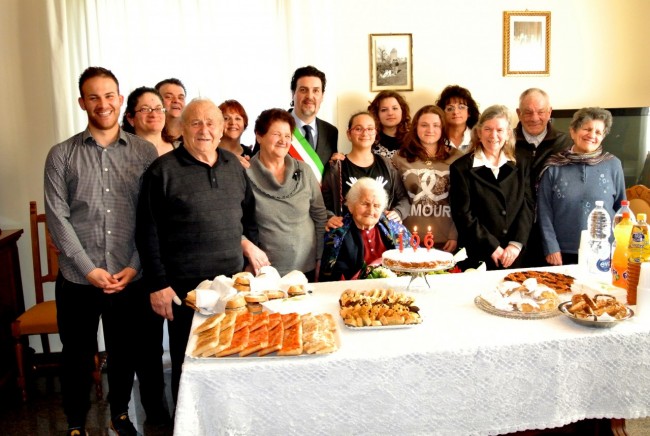 Foto con figli nipoti e pronipoti