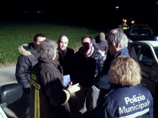 Gli assessori Dezi e Canaletti, con Biagioli e un ufficiale della Municipale a colloquio con i vigili del fuoco