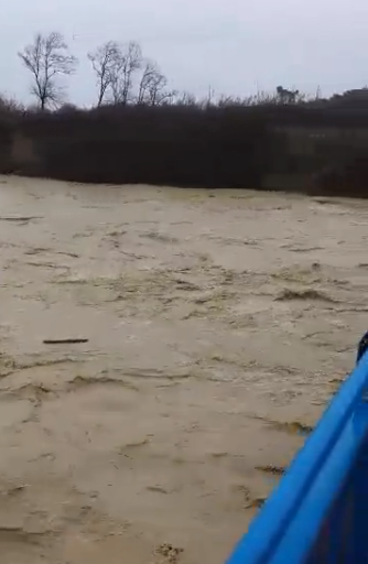 Il Potenza in piena visto dal ponte in via della Repubblica, stamattina.
