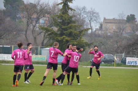 L'esultanza crèmisi dopo il gol siglato da Alessandro Frinconi