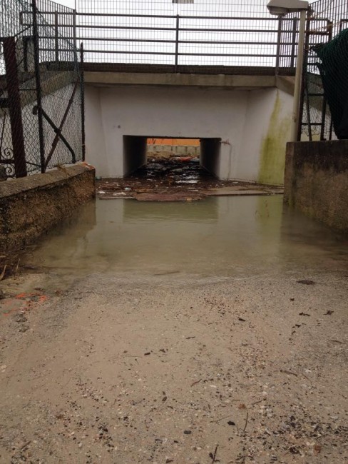 L'acqua del mare nel sottopasso sulla Statale, all'altezza dell'Hotel Regina_2