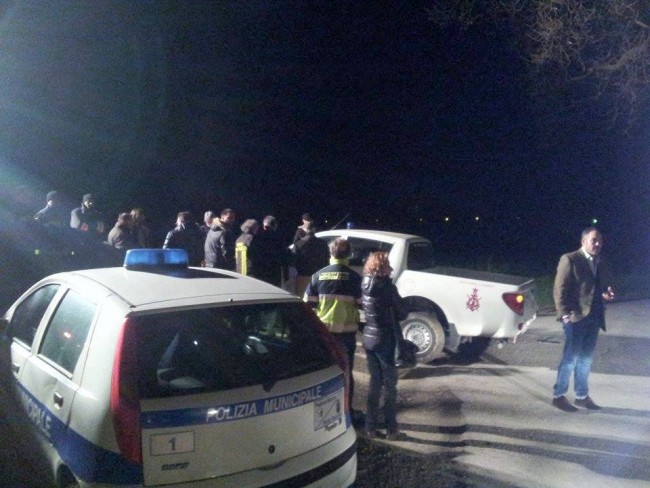 L'assembramento delle autorità nella zona di allarme, con i mezzi di Municipale, Vigili del Fuoco e Protezione civile.