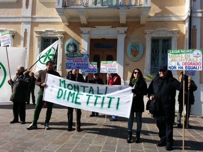 Lo-striscione-Montali-dimettiti.