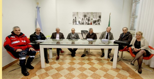 Al centro il sindaco assieme ai vertici dell'Atac e ai volontari che hanno partecipato all'emergenza idrica