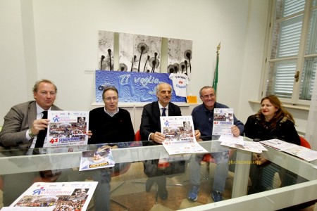 Da sinistra Francesco Mantella presidente Atac, Piergiorgio Balboni assessore allo sport, Giulio Silenzi assessore al turismo, Sergio Bambozzi della Stracivitanova e Sonia Quercetti della Cluana dog