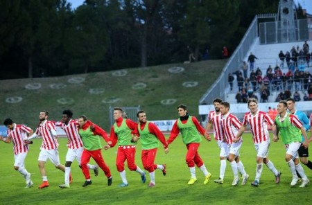 La Maceratese raccoglie l'applauso della tribuna dopo la vittoria sulla Sambenedettese
