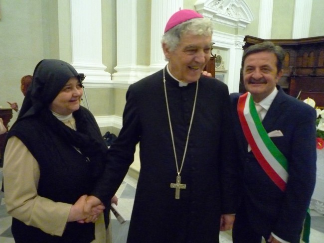 Monsignor Menichelli con il sindaco Martini