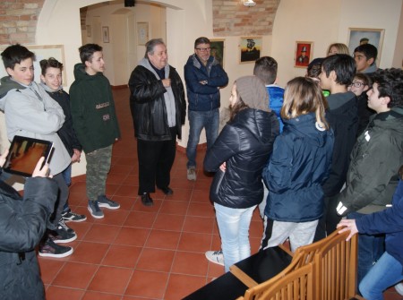 Mollica si intrattiene con i ragazzi