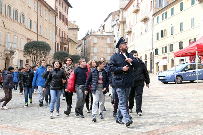 Gli studenti con la polizia a Macerata