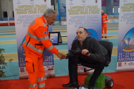 Il presidente Anthropos Nelio Piermattei premia associazioni e volontari