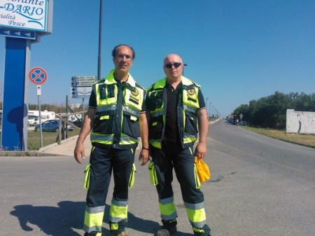 Pasquale Telera, a sinistra, con un volontario della New social group