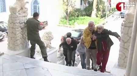 L'attacco terrorista al museo di Tunisi (foto: Ansa)