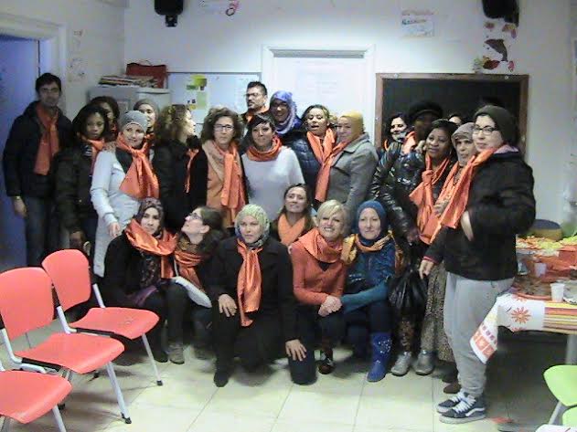 Una rappresentanza di donne dell'Hotel House con gli amministratori e lo staff dello Spazio Donna