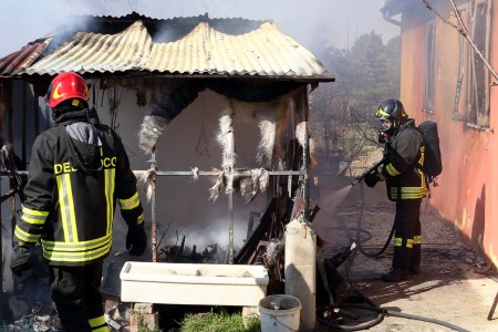 La rimessa agricola andata a fuoco in contrada Santo Stefano a Macerata