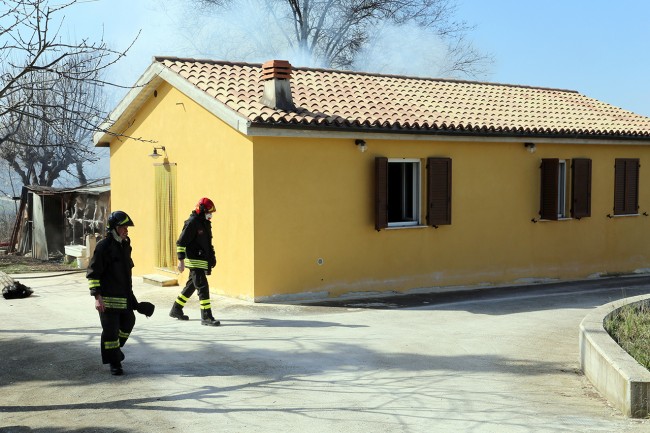 Vigili del fuoco incendio contrada santo stefano macerata (7)
