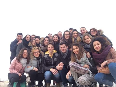 Andrea (terzo in basso da sinistra) insieme con i compagni, alla sua destra la fidanzata Katia
