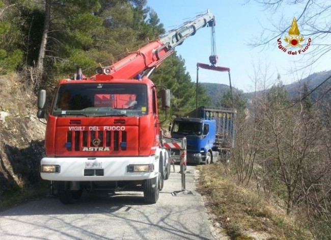La strada ha ceduto e il camion