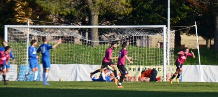 L'esultanza di Francesco Cinotti dopo il gol della vittoria crèmisi
