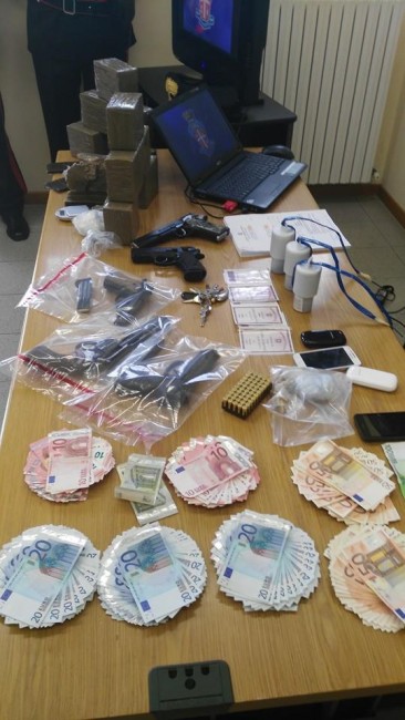 Parte del materiale sequestrato dai carabinieri