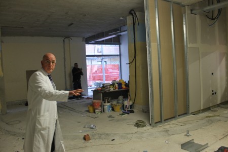 Massimo Palazzo mostra il cantiere: qui sorgerà il triage del pronto soccorso